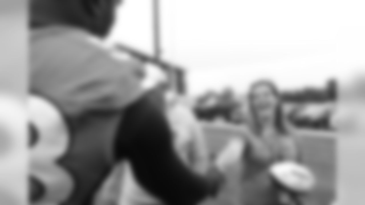 Von Miller meets Sarah Lindsay, a Gold Star wife, after practice in Englewood, Colorado, August 21, 2019.
Photo by Gabriel Christus