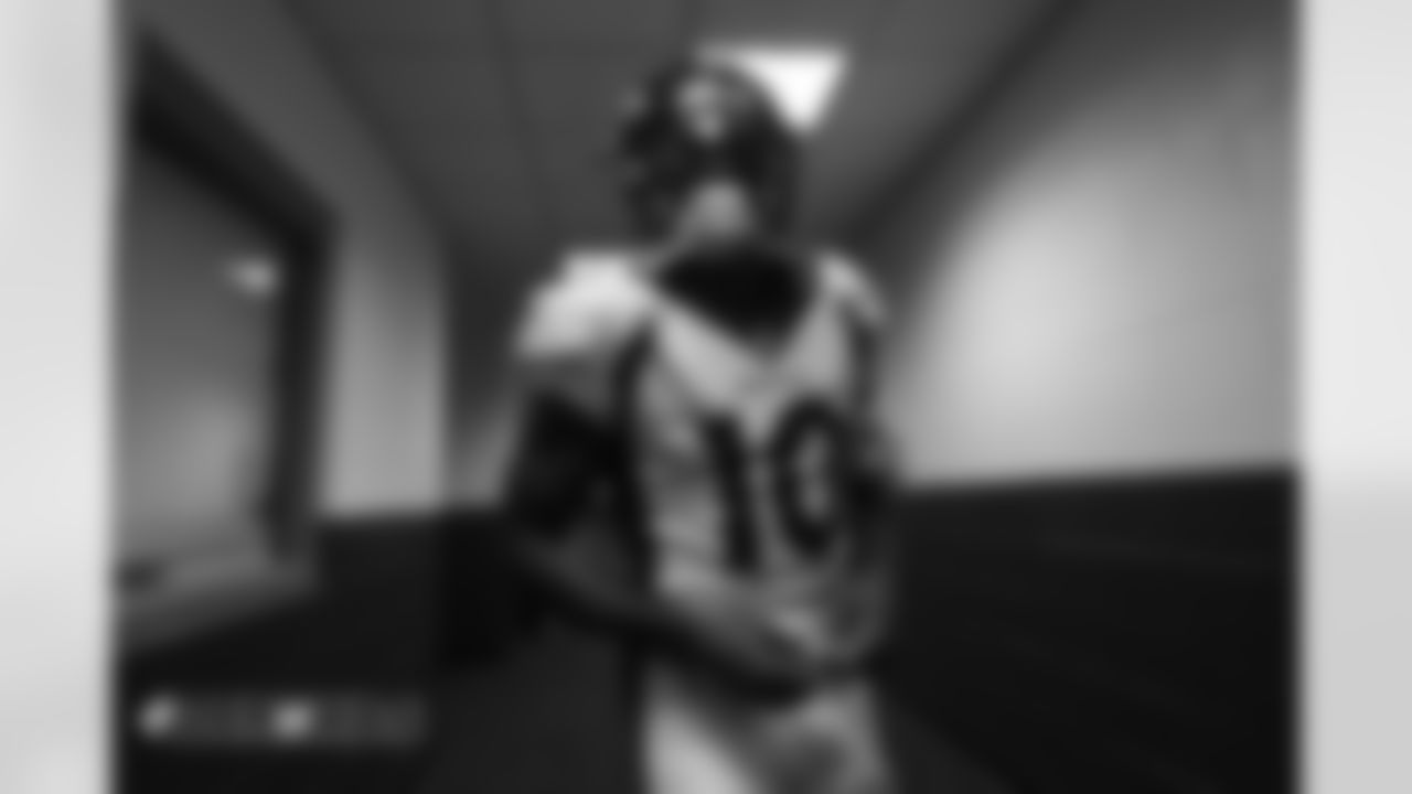 Wide receiver Emmanuel Sanders (10) pregame before the Broncos' preseason game against the Washington Redskins at FedExField on August 24, 2018.