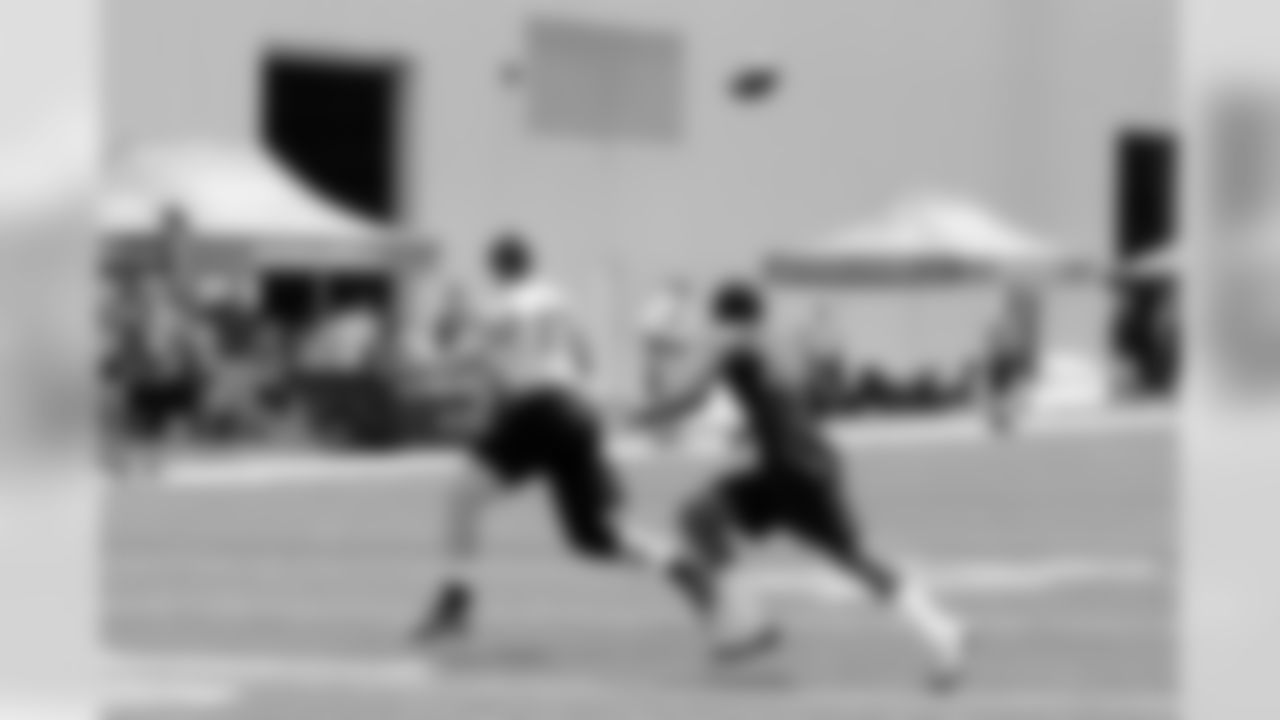 Chad Reffel outruns an Arizona defender for a big gain in game five.