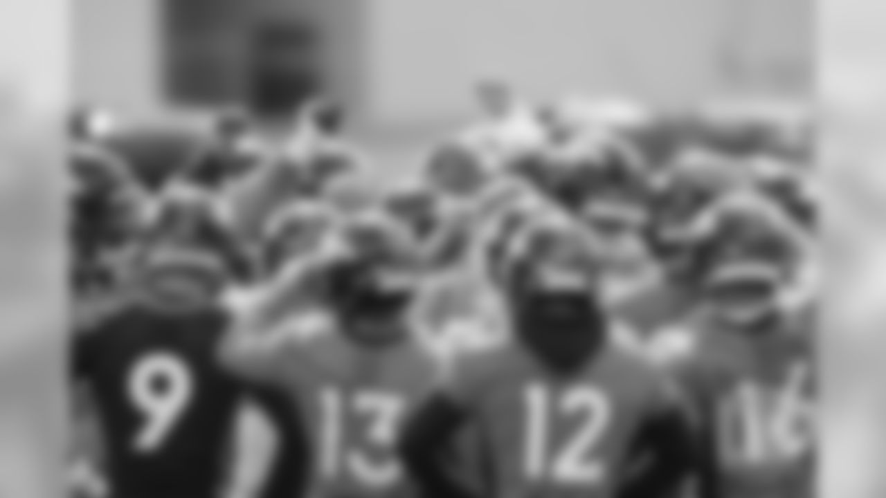 The team huddles up during the third and final day of voluntary veteran minicamp on April 18, 2019.