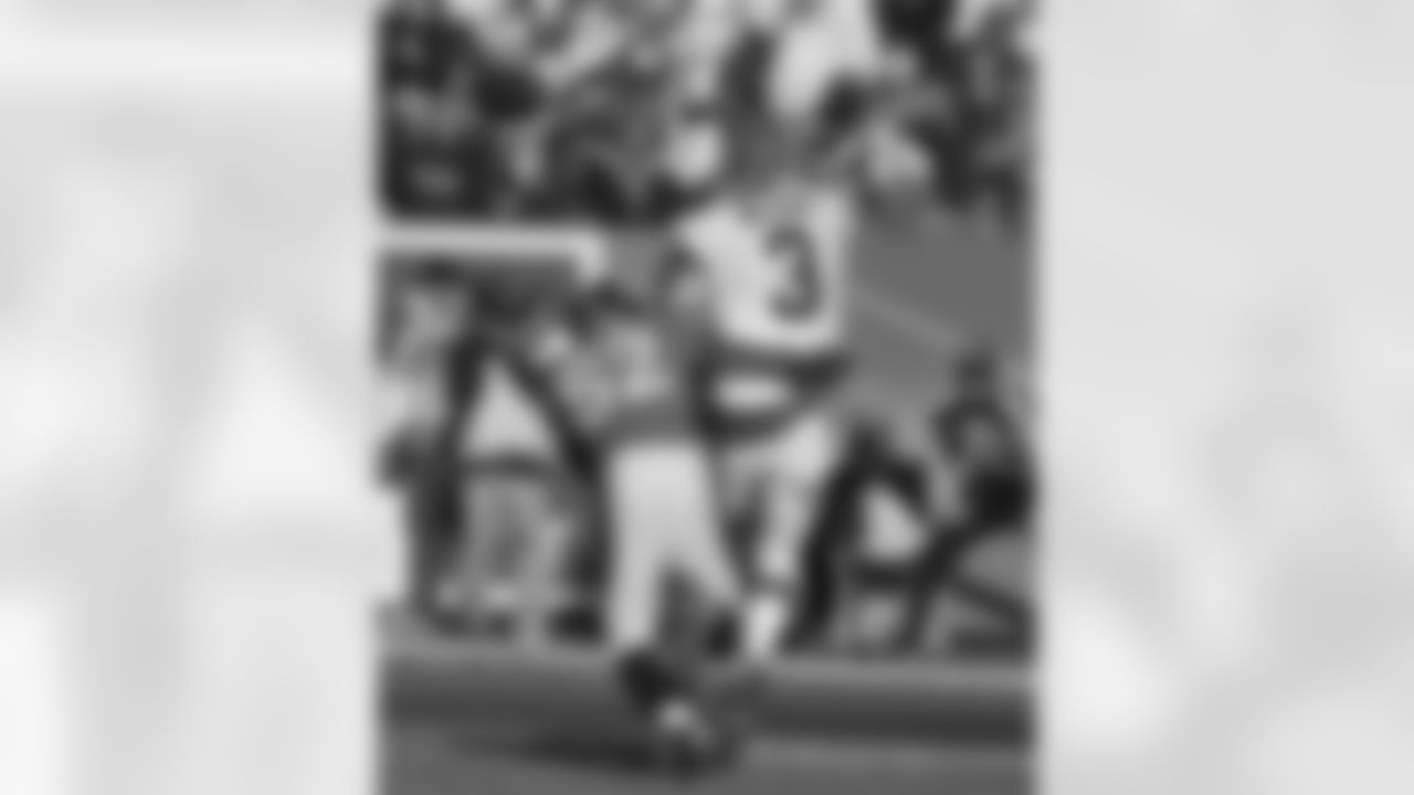 LB Wesley Woodyard pressures Cleveland QB Brandon Weeden.