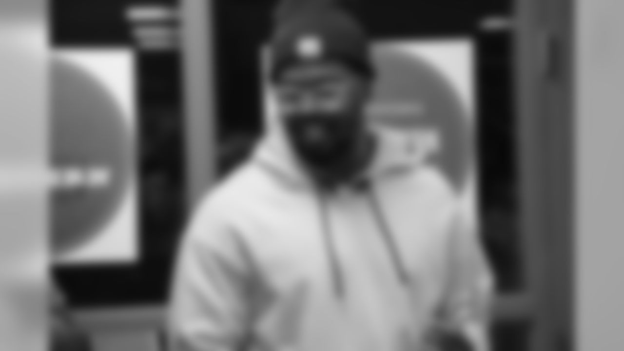 Von Miller unveils a new Von's Vision center at the Denver Broncos Boys & Girls Club on Nov. 15, 2018.