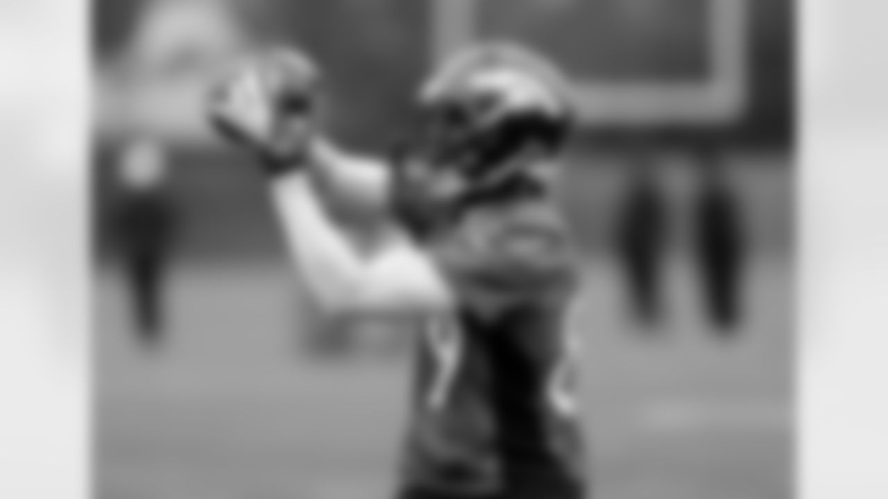 WR Greg Orton squeezes a catch.