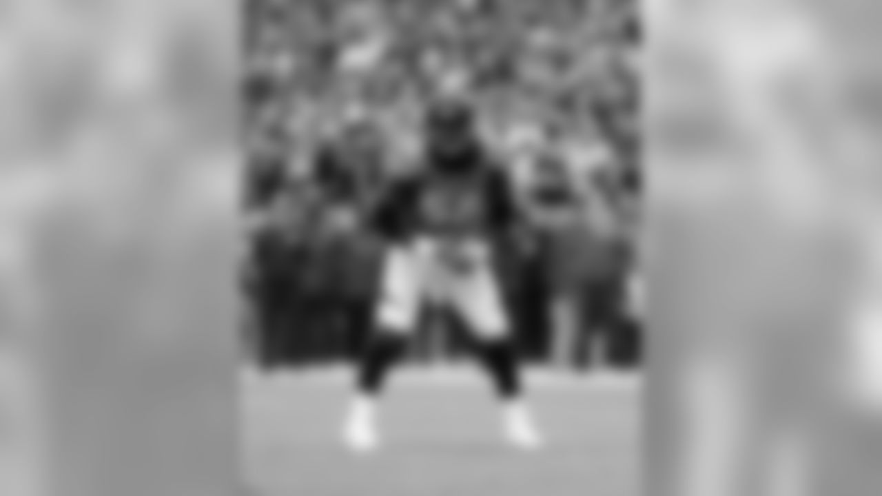 outside linebacker Von Miller (58)