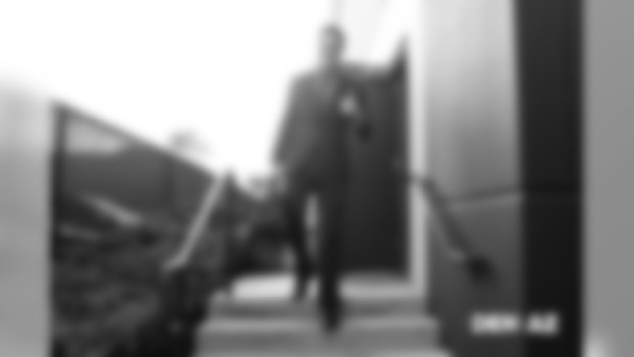 Matt LaCosse walks to the buses during the team's travel for their Week 7 game against the Arizona Cardinals on October 17, 2018.