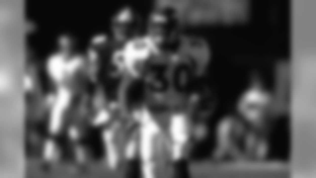 Terrell Davis begins the game with a long rush during the AFC Championship Game against the Pittsburgh Steelers at Three Rivers Stadium in Pittsburgh, PA on January 11, 1998.