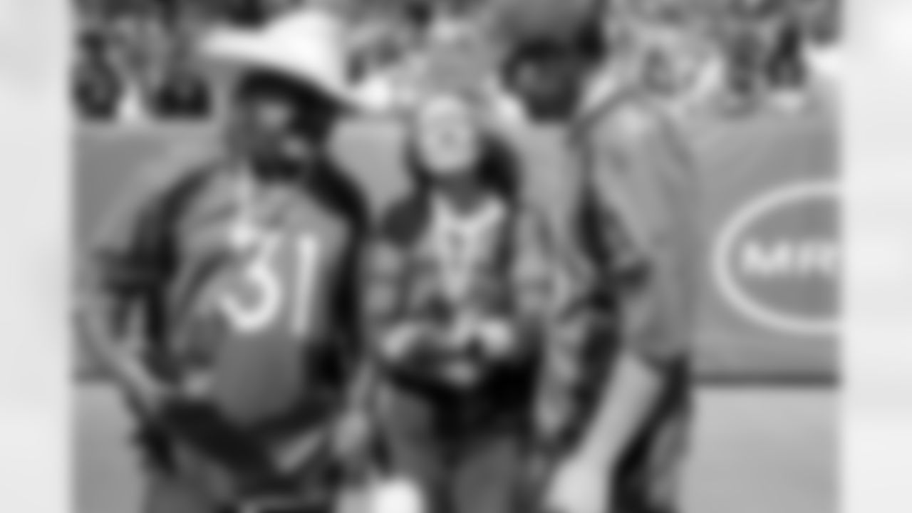Justin Simmons meets with the family of Justin Allen Simmons, including mother Christine Robinson, before the Broncos' Week 3 game against the New York Jets at Empower Field at Mile High in Denver, Colorado on September 26, 2021. Justin Allen Simmons was an organ donor, and the Broncos safety learned of him because of their shared name. In Justin Allen Simmons' honor, Justin Simmons flew his family to the game and met with them during warmups. (Photo by Sam Weaver)