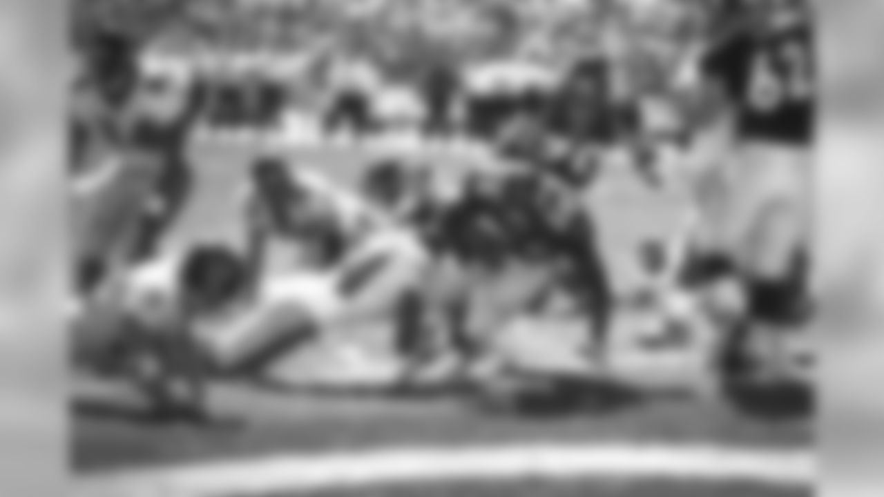 Mike Anderson scores his first regular season touchdown against the Atlanta Falcons at Mile High Stadium in Denver, CO on September 10, 2000.
