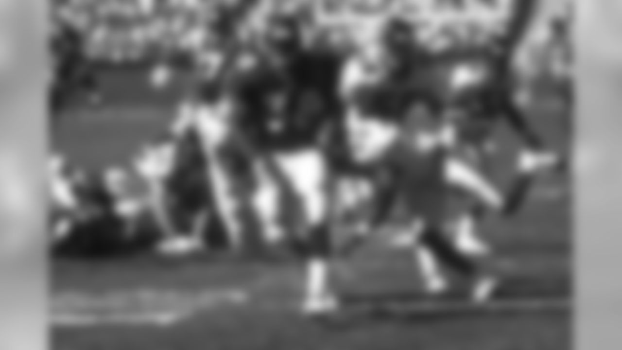 Mike Anderson rushes the ball for a touchdown against the Atlanta Falcons at Mile High Stadium in Denver, CO on September 10, 2000.
