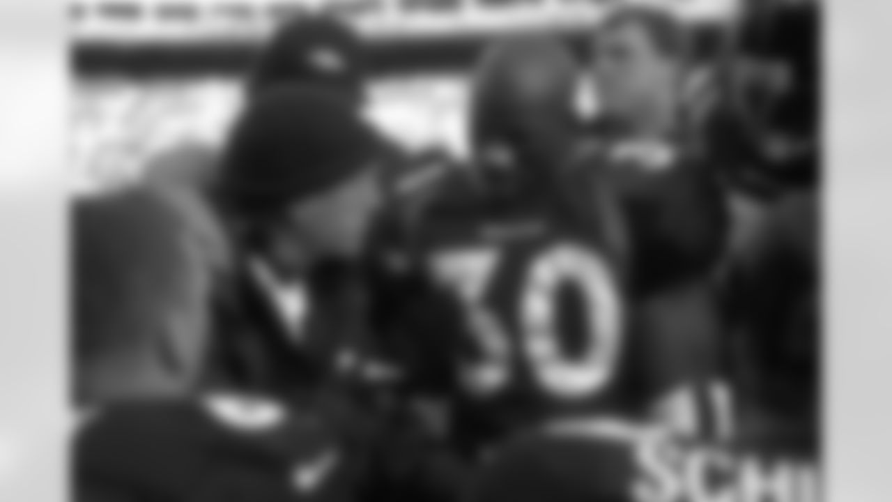 Alex Gibbs talks with his players along the sidelines against the Kansas City Chiefs at Mile High Stadium in Denver, CO on December 6, 1998.