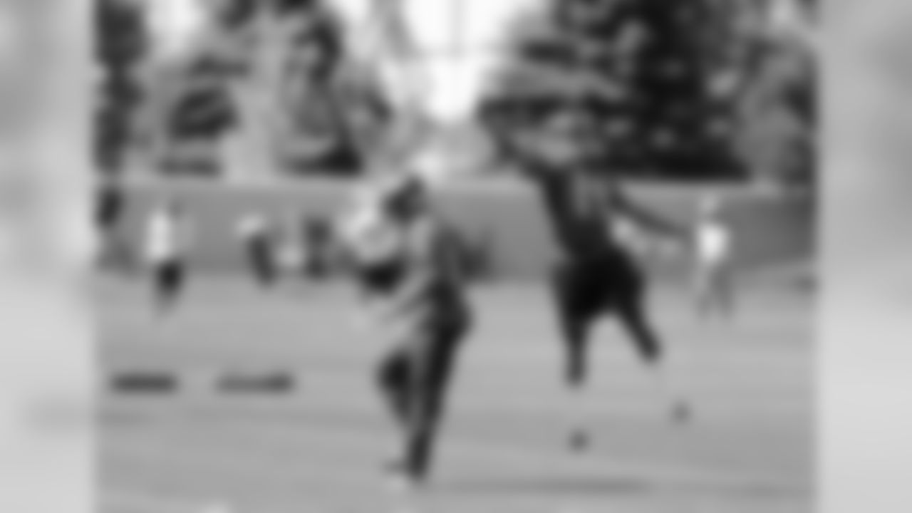 WR Eric Page makes a one-handed catch.
