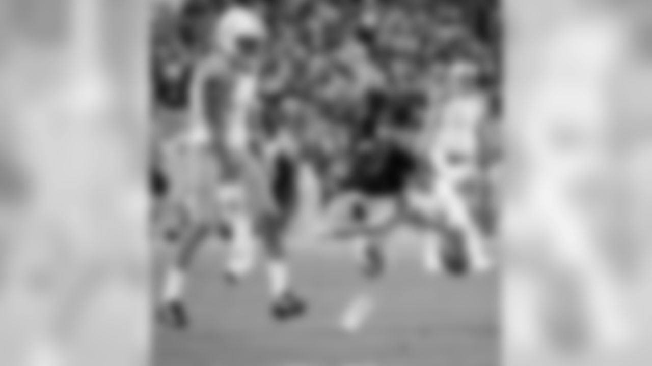 Denver Broncos cornerback Chris Harris Jr. (25) nearly picks off a pass in the second quarter of the Pro Bowl and loses a shoe in the process.