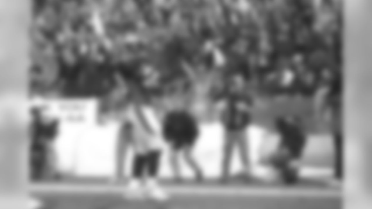 Terrell Davis salutes the crowd after scoring a touchdown against the San Diego Chargers at Mile High Stadium in Denver, CO on November 8, 1998.
