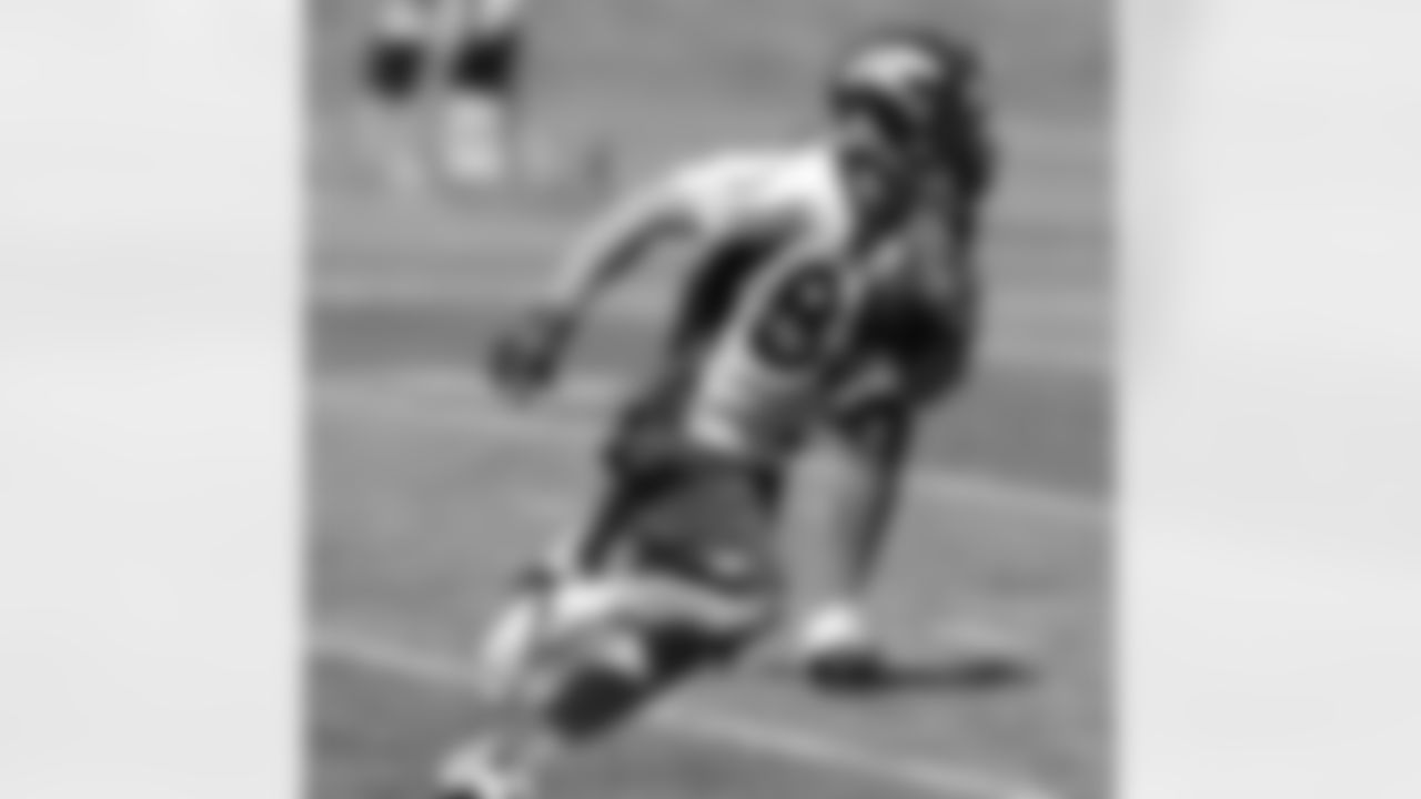 Welker runs after a catch.