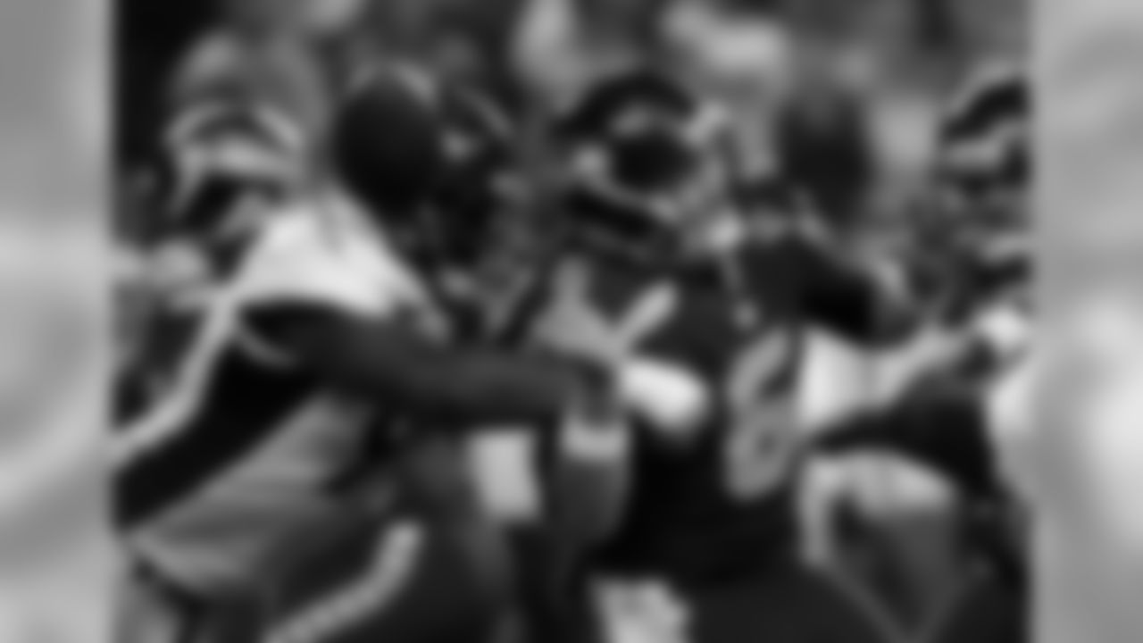 defensive end Kenny Anunike (91)