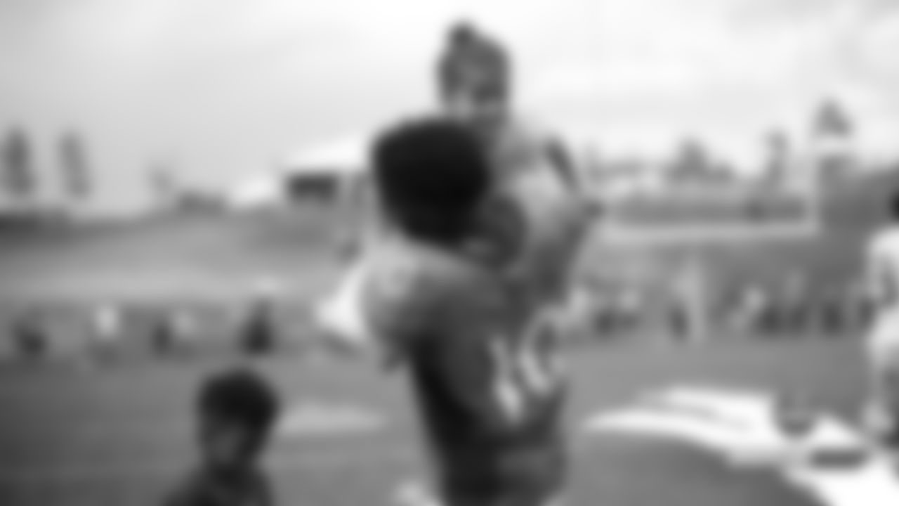 Emmanuel Sanders holds his daughter, Zoie, as his son, Princeton, stands next to him at a joint practice with the San Francisco 49ers on the 20th day of training camp on August 17, 2019.