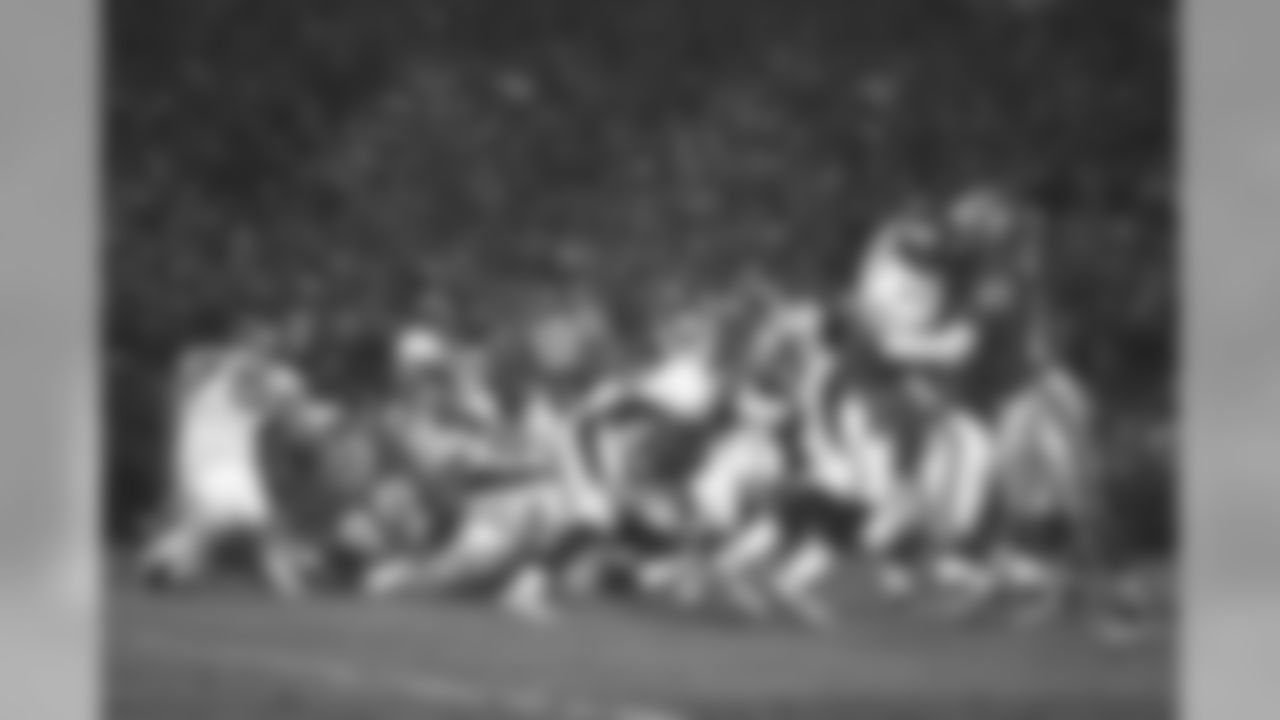 Terrell Davis lowers his head and rushes in for the second touchdown of the game against the Kansas City Chiefs at Arrowhead Stadium in Kansas City on January 4, 1998.