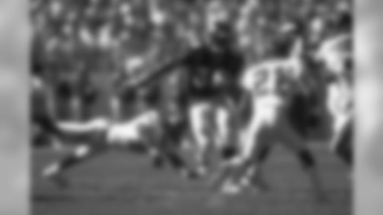 Mike Anderson rushes the ball against the Atlanta Falcons at Mile High Stadium in Denver, CO on September 10, 2000.
