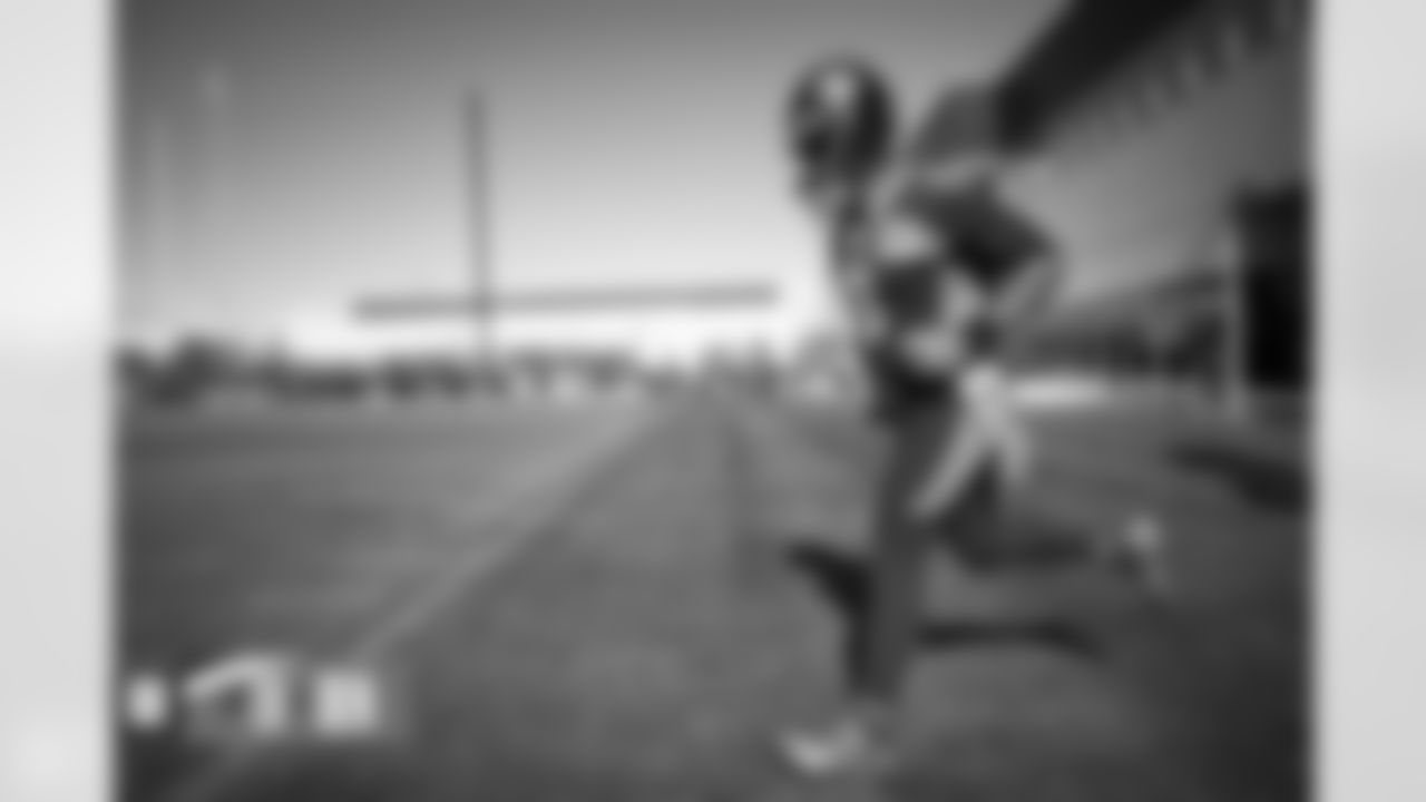 Russell Wilson at practice at UCHealth Training Center on November 18, 2022. (Photo by Ben Swanson)