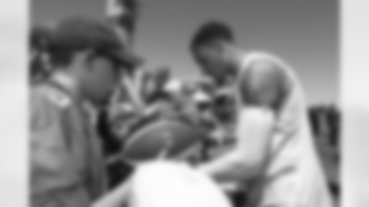 Justin Simmons signs autographs for fans during training camp on Friday, August 4, 2023 at Centura Health Training Center in Englewood, Colorado.
Photo by Gabriel Christus / Denver Broncos