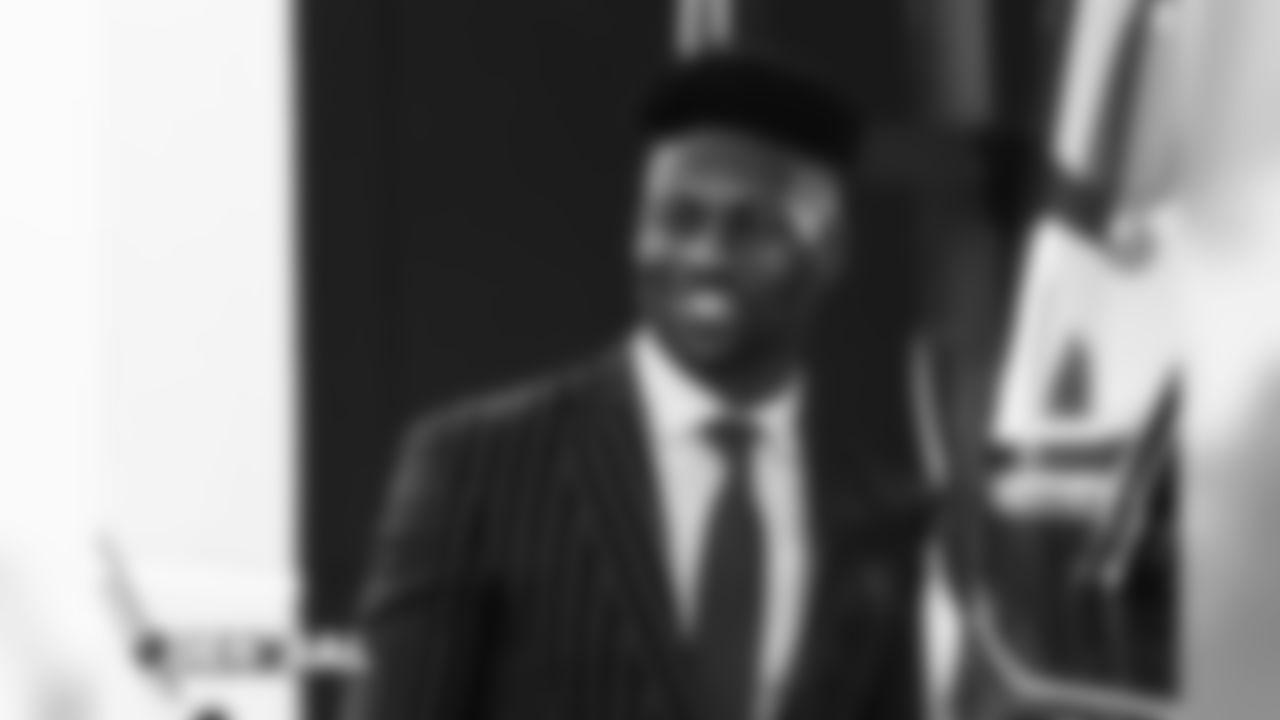 Emmanuel Sanders walks to the buses during the team's travel for their Week 3 game against the Baltimore Ravens on September 22, 2018.