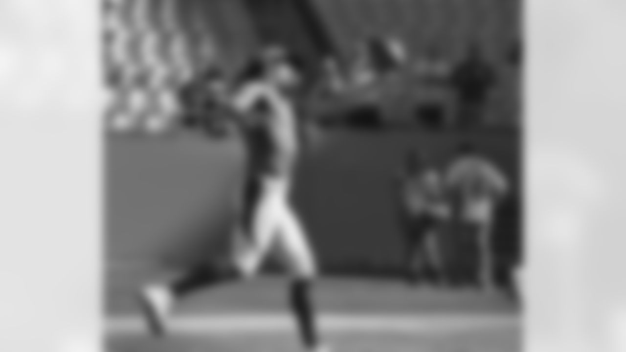 Decker makes a one-handed catch during pregame.