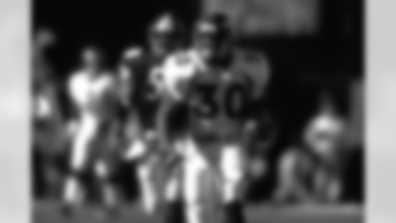 Pittsburgh: Terrell Davis begins the game with a long rush during the AFC Championship game against the Pittsburgh Steelers at Three Rivers Stadium in Pittsburgh, PA on January 11, 1998.