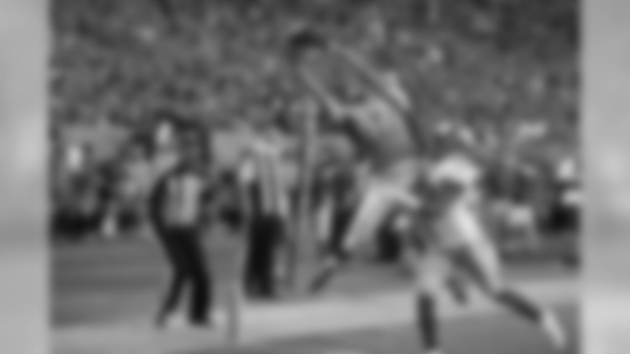 Wide receiver Jordan Taylor (87)
