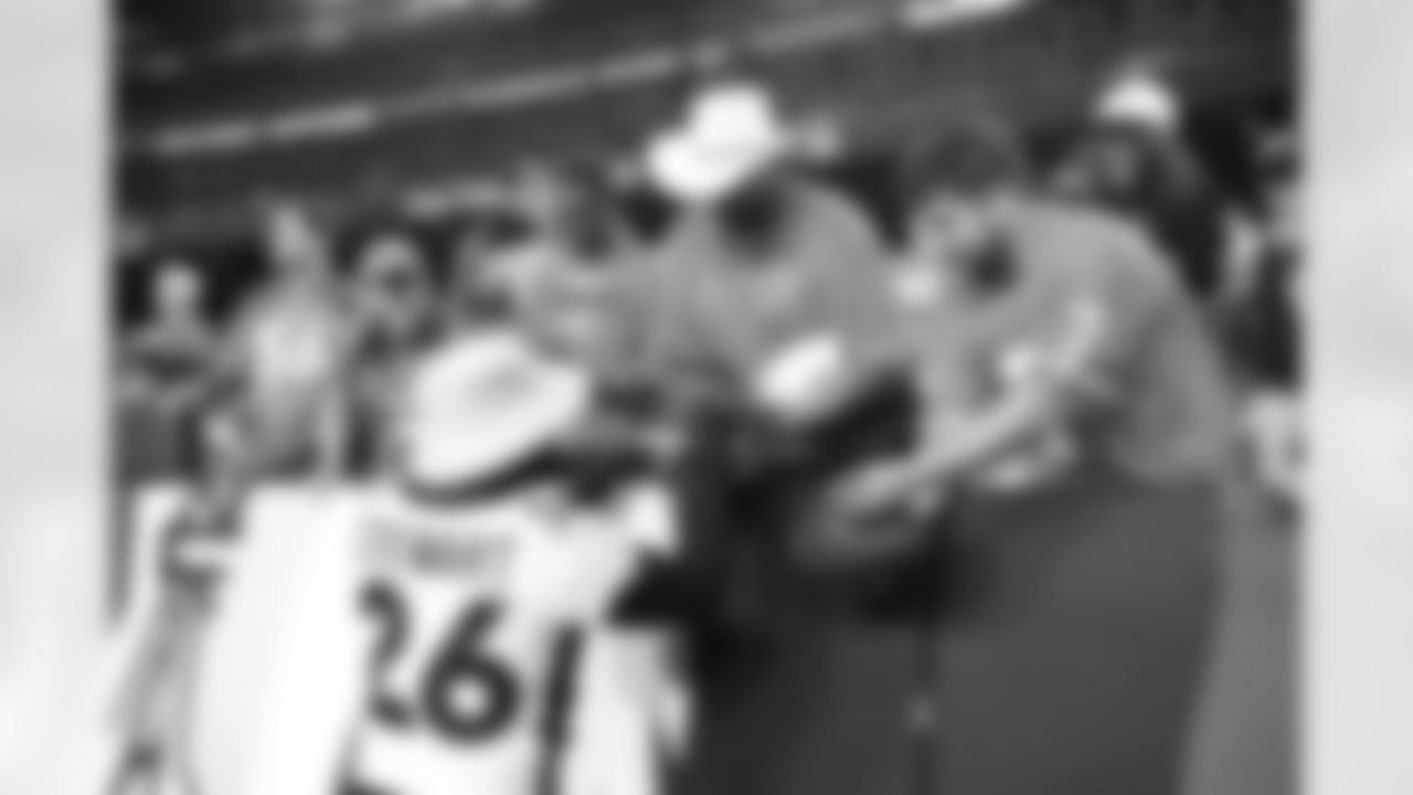 Denver Broncos safety Darian Stewart (26) signs autographs for fans during the NFL preseason game against the Washington Redskins at FedExField in Landover, Maryland, August 24, 2018.
Photo by Gabriel Christus