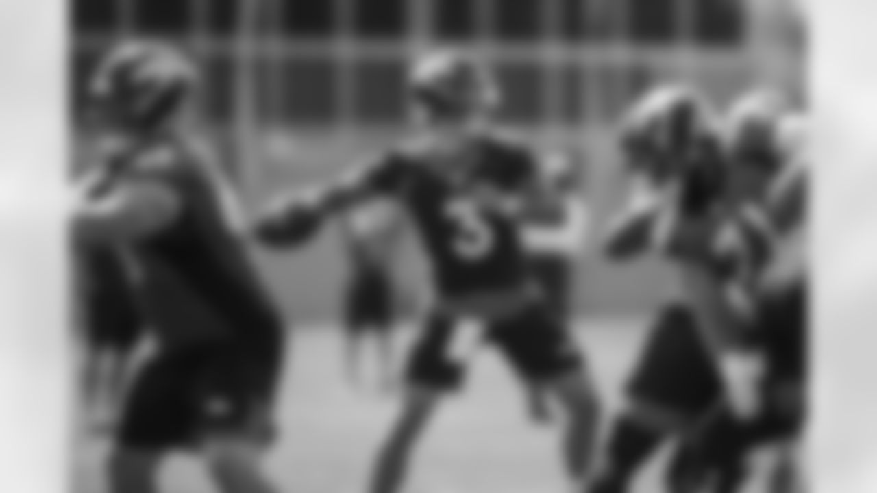 Drew Lock prepares to throw a pass during the fifth training camp practice at UCHealth Training Center on August 19, 2020. (Photo by Ben Swanson)