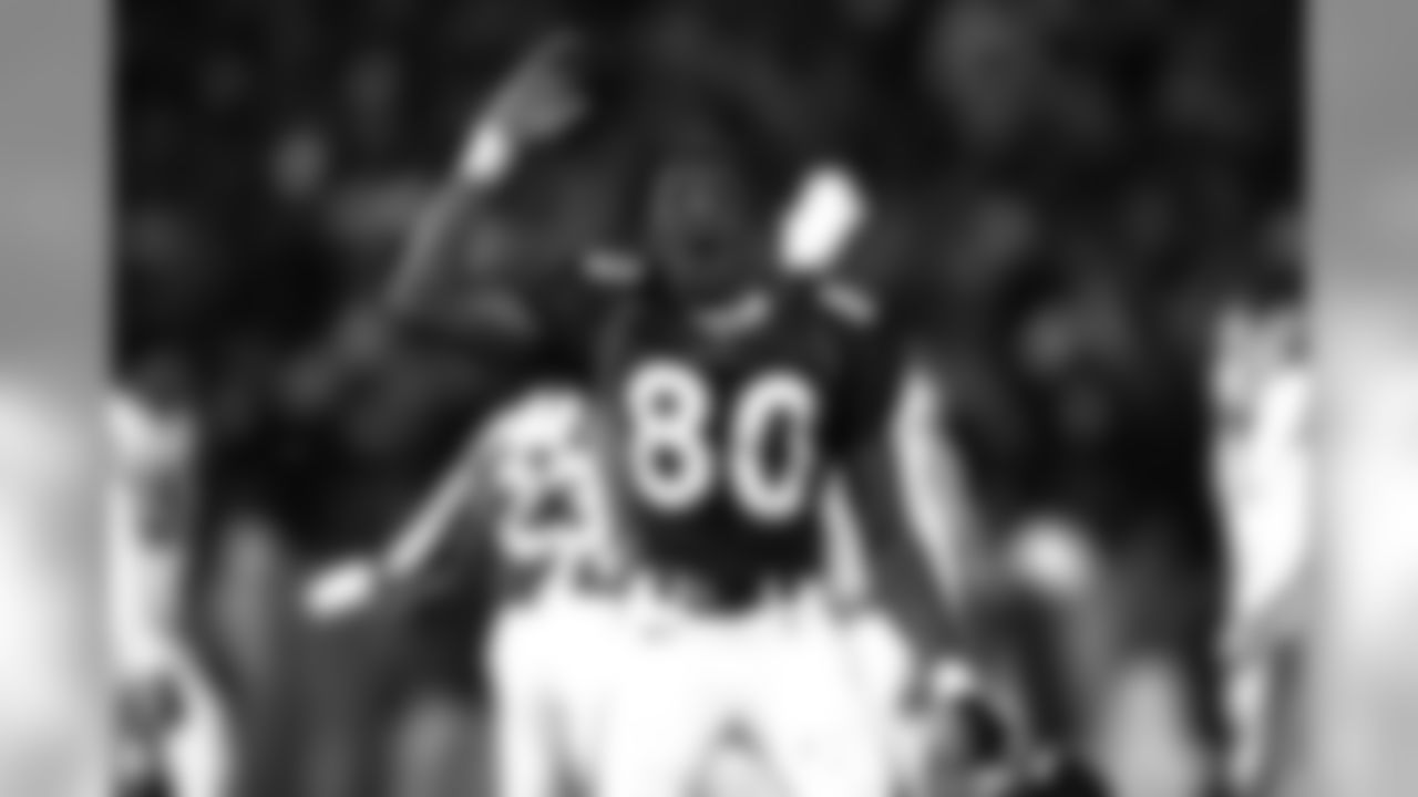 Rod Smith celebrates a victory over the Chiefs on December 6, 1998. (Broncos photo archive)