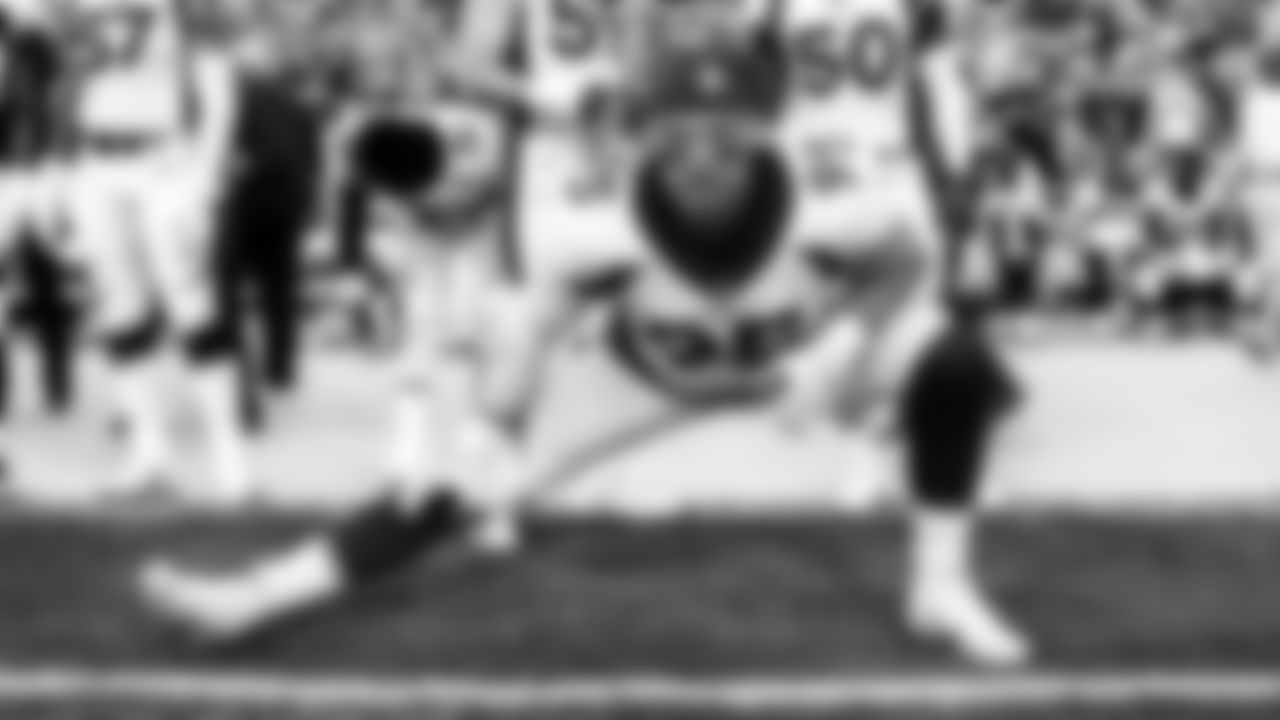 DE Derek Wolfe