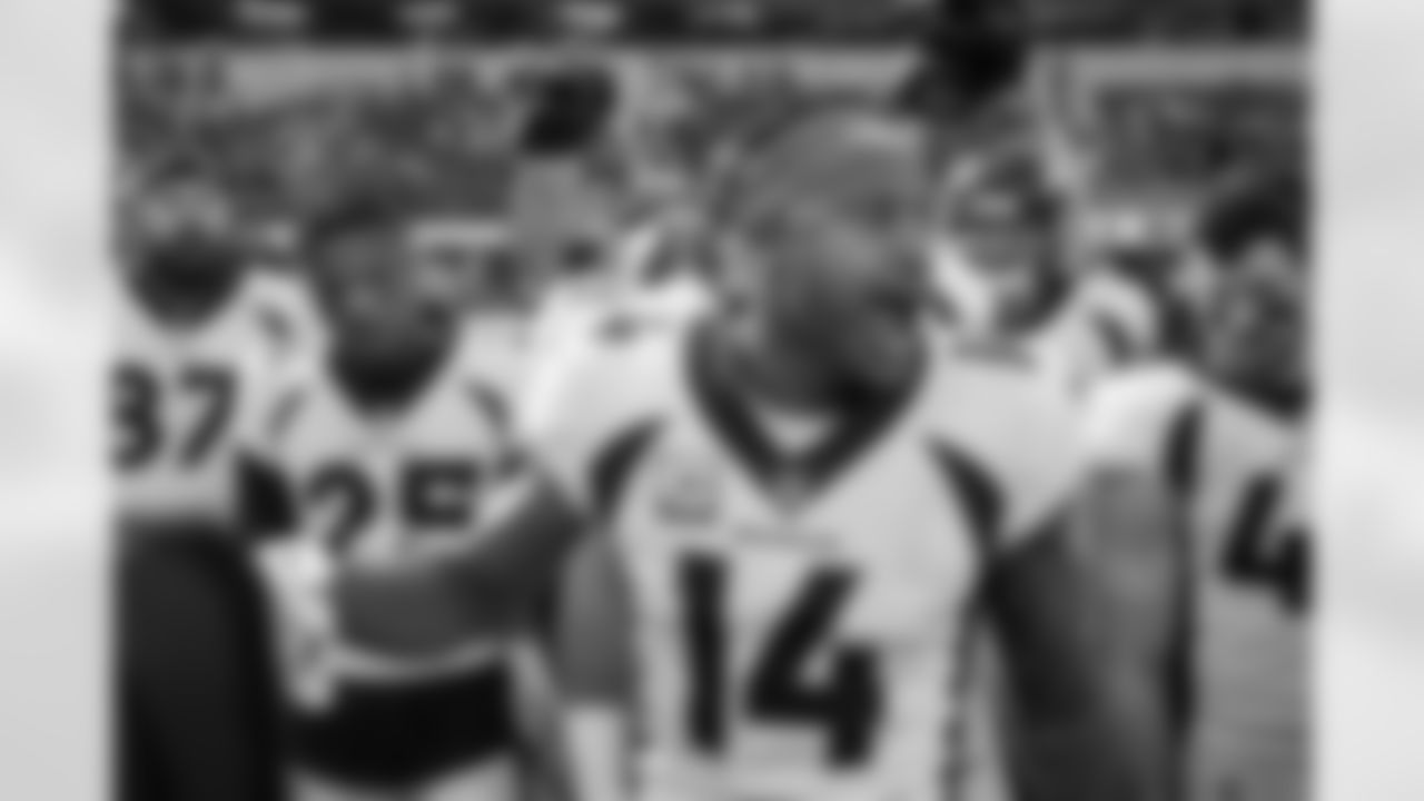 Courtland Sutton speaks in the team huddle during pregame warmups before the Broncos' Week 16 game against the Los Angeles Rams at SoFi Stadium in Inglewood, California on December 25, 2022. Photo by Ben Swanson/DenverBroncos.com