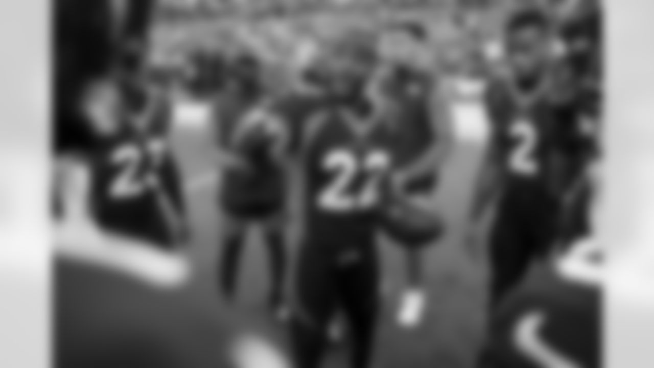Kareem Jackson gives a pregame speech to the defensive backs during warmups before the Broncos' Week 3 game against the San Francisco 49ers at Empower Field at Mile High in Denver, Colorado on September 25, 2022. (Photo by Ben Swanson)
