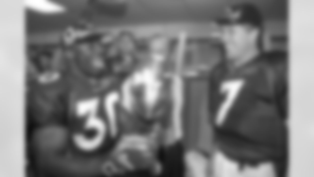 Terrell Davis and John Elway celebrate after Super Bowl XXXII.