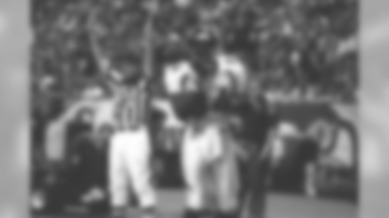 Shannon Sharpe hushes the crowd after making a 19-yard touchdown reception against the Seattle Seahawks at the Kingdome in Seattle, WA on October 11, 1998.