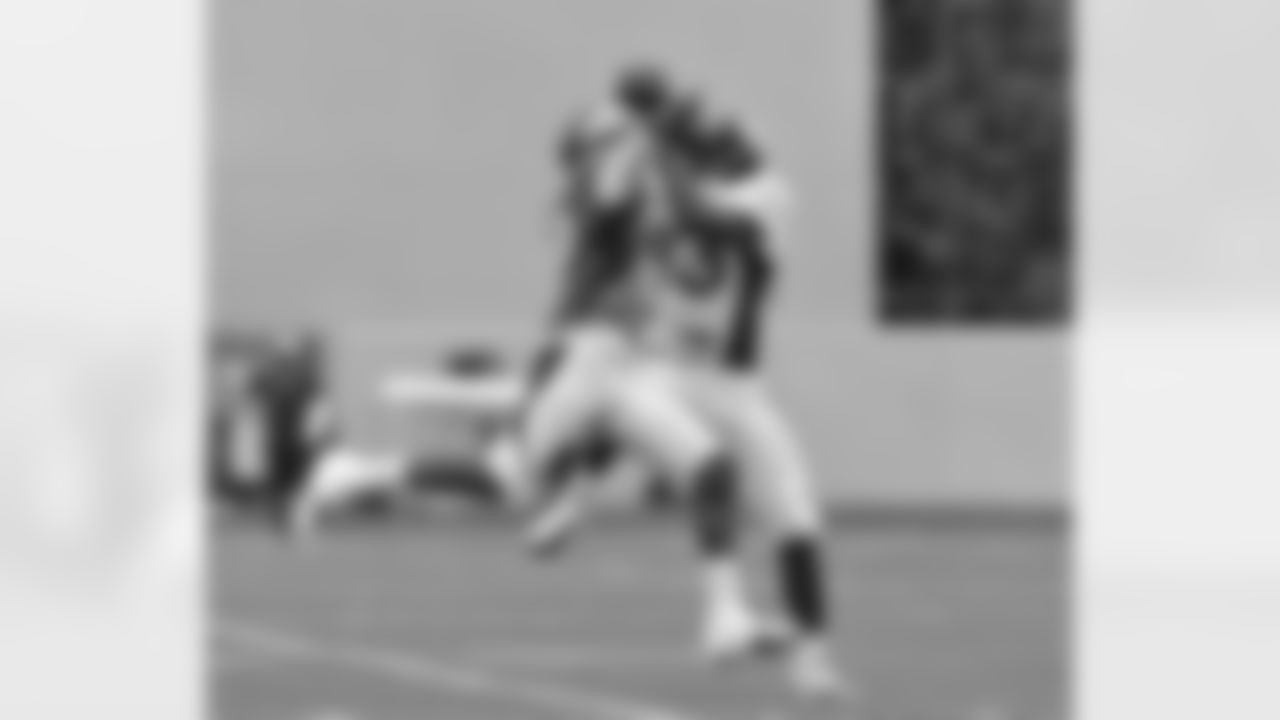 WR Jason Hill makes a catch in tight coverage.