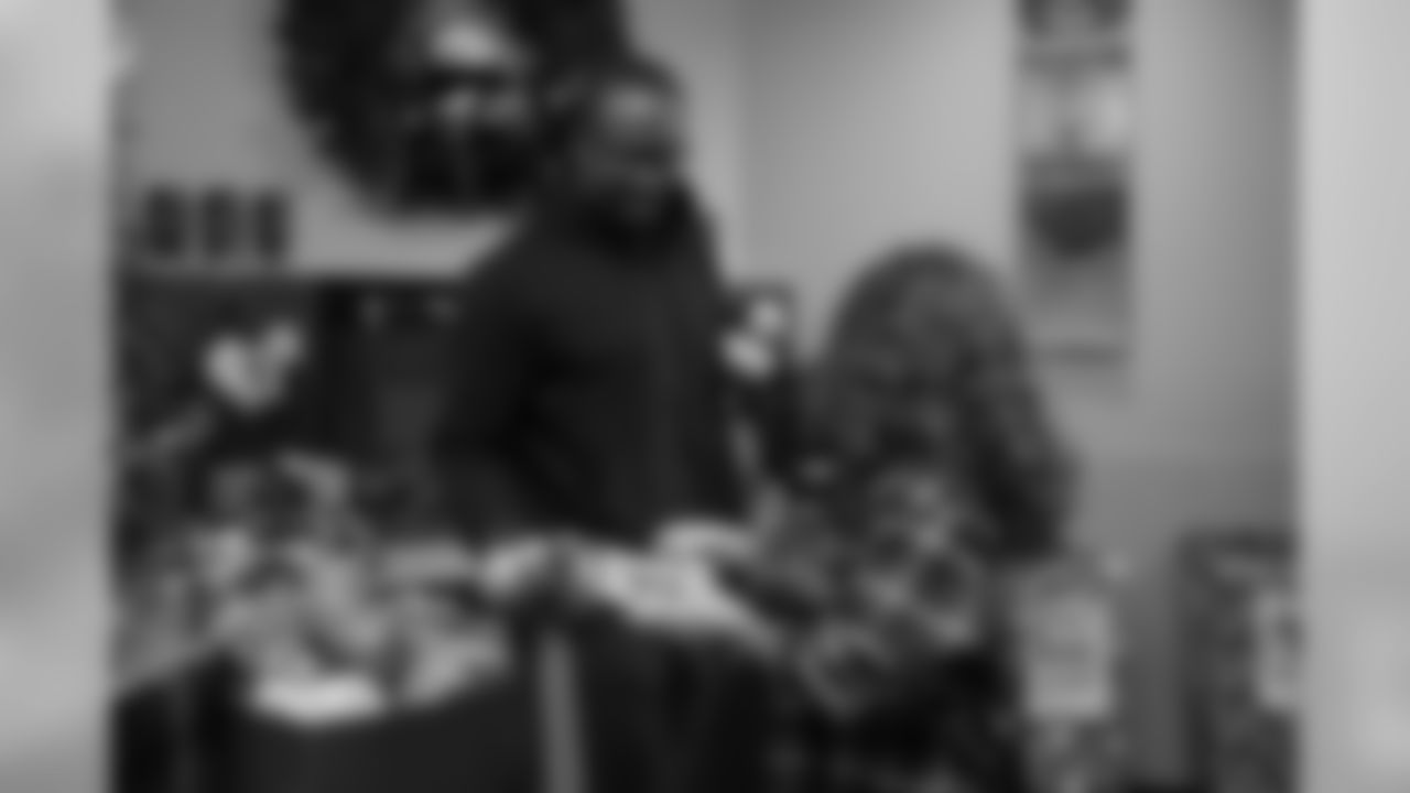 Von Miller takes photos with fans to help encourage donations at a toy drive for Boys & Girls Clubs of Metro Denver for the holidays on December 23, 2019. (Photo by Ben Swanson)