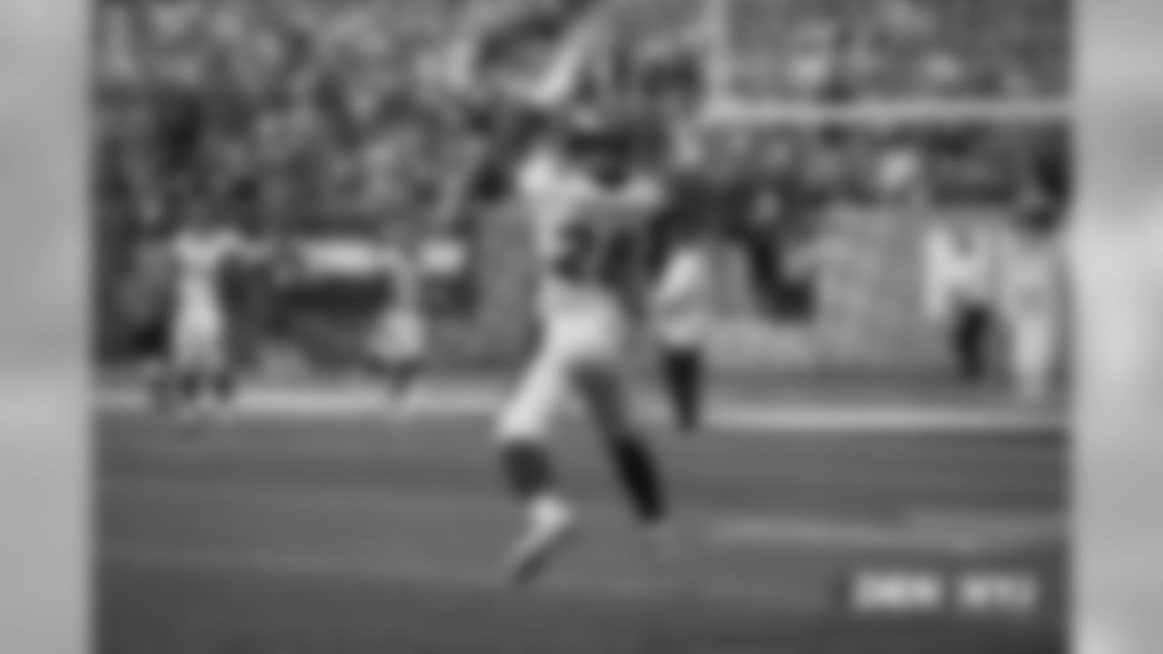 Royce Freeman warms up before the NFL game against the New York Jets at MetLife Stadium in East Rutherford, New Jersey, October 07, 2018.
Photo by Gabriel Christus