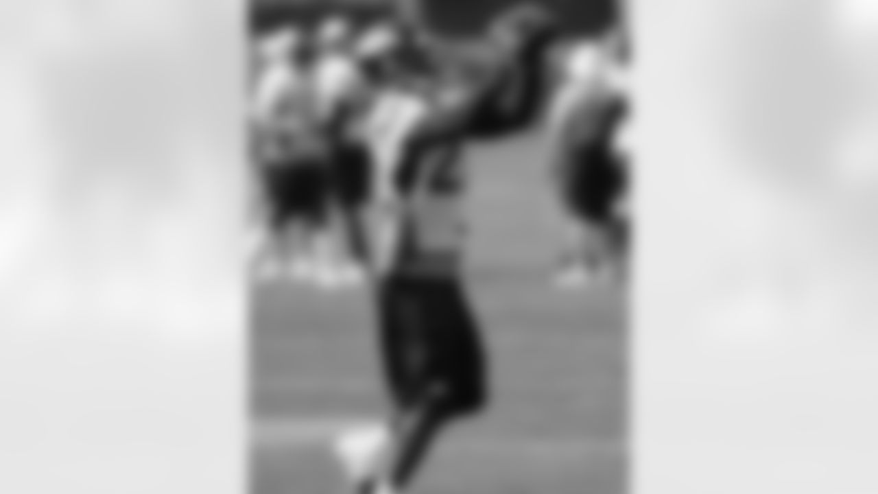 CB Tracy Porter makes a catch.