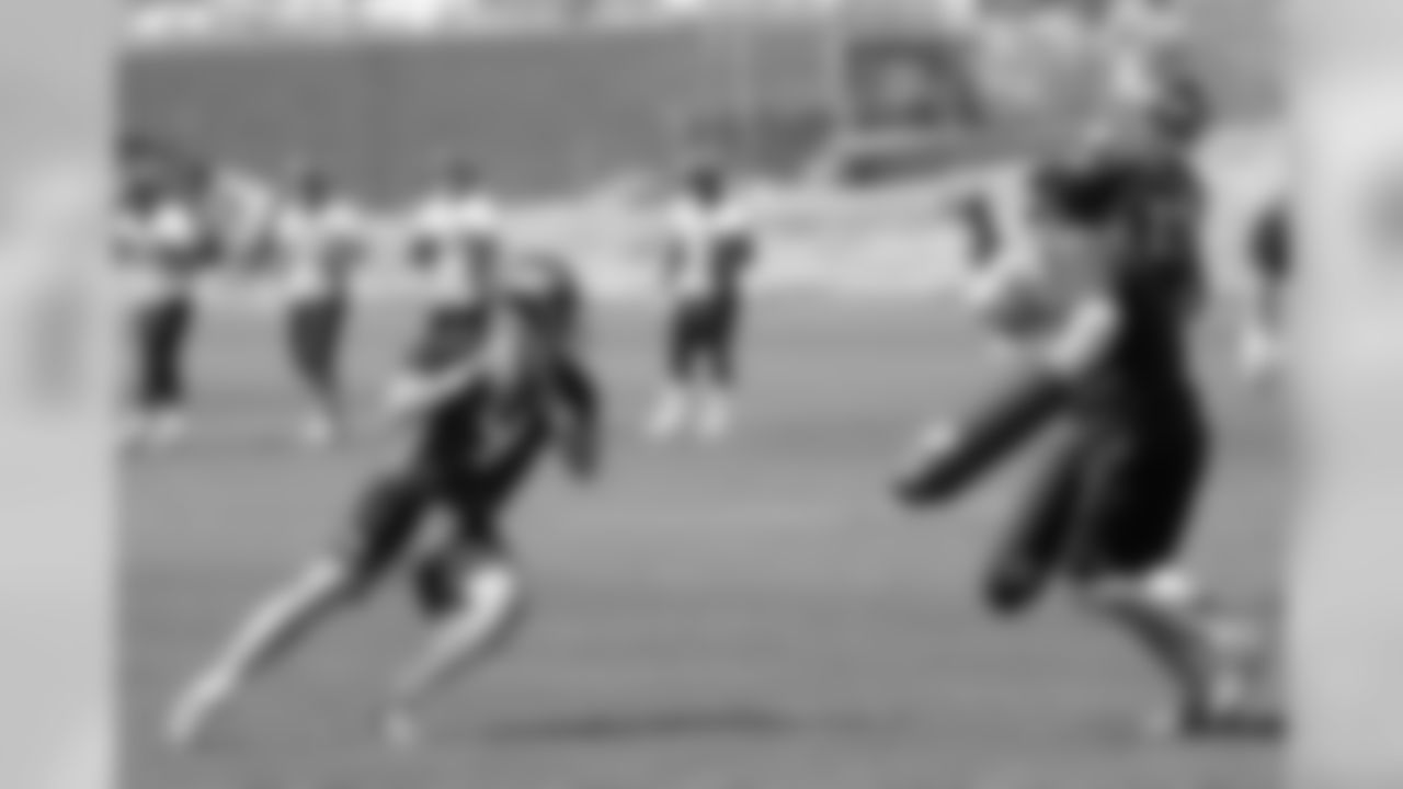 Renner drops back as QB Coach Greg Knapp simulates a pass rush.