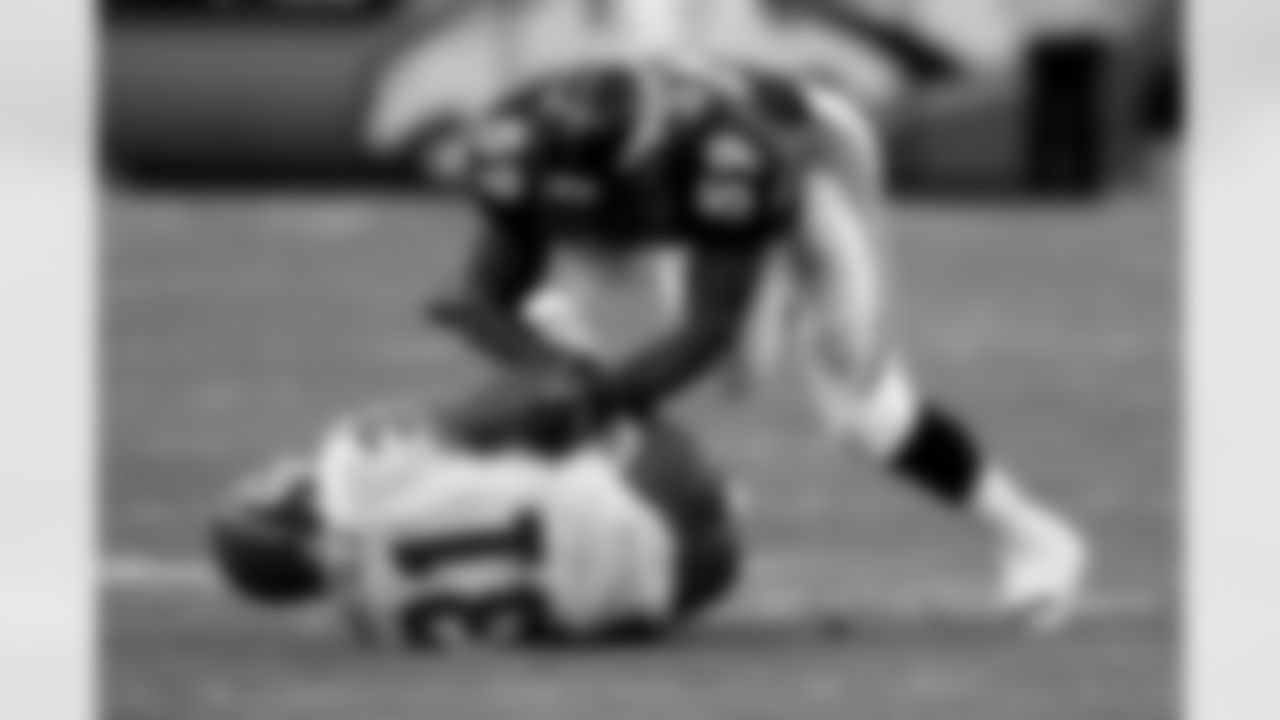 Donnie Spragan stops Priest Holmes against the Kansas City Chiefs at Invesco Field at Mile High in Denver, CO on December 7, 2003.