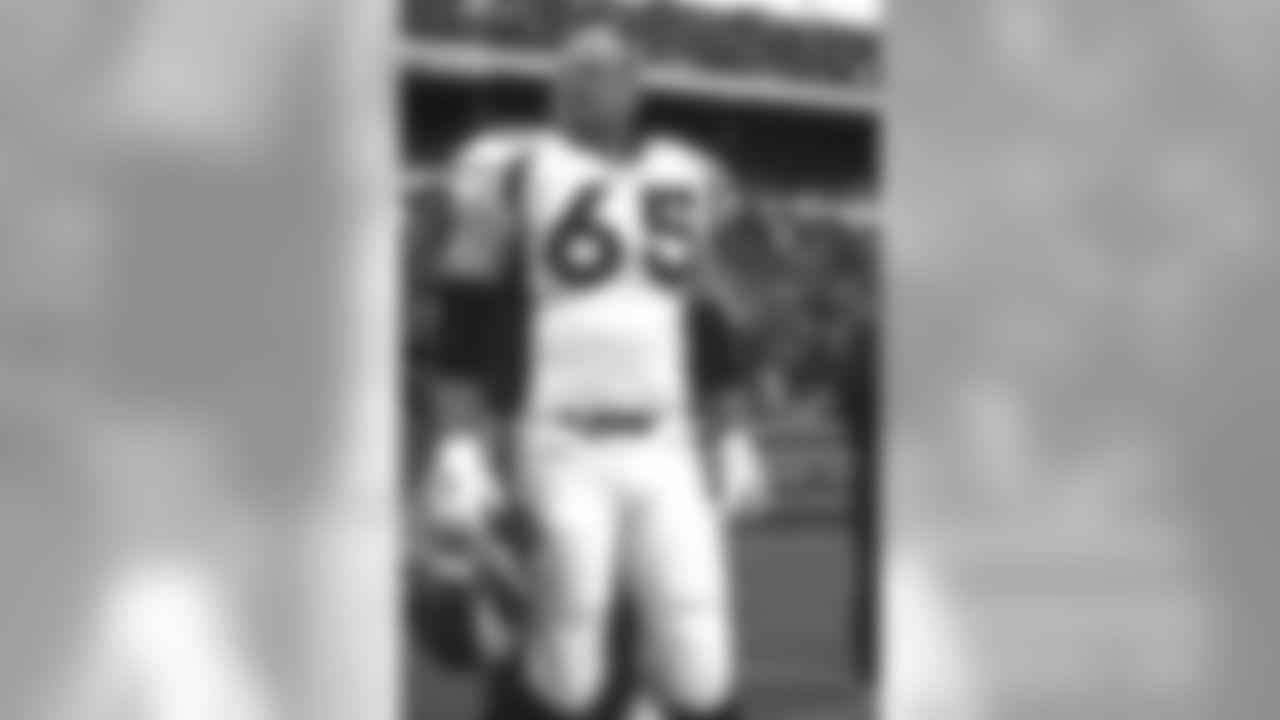 Buffalo: Gary Zimmerman glances up into the stands during a game at Buffalo against the Buffalo Bills at Rich Stadium in Orchard Park, NY on October 26, 1997.