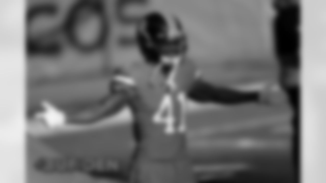 De'Vante Bausby warms up before the Broncos' Week 15 game against the Buffalo Bills at Empower Field at Mile High in Denver, Colorado on December 19, 2020. (Photo by Gabriel Christus)