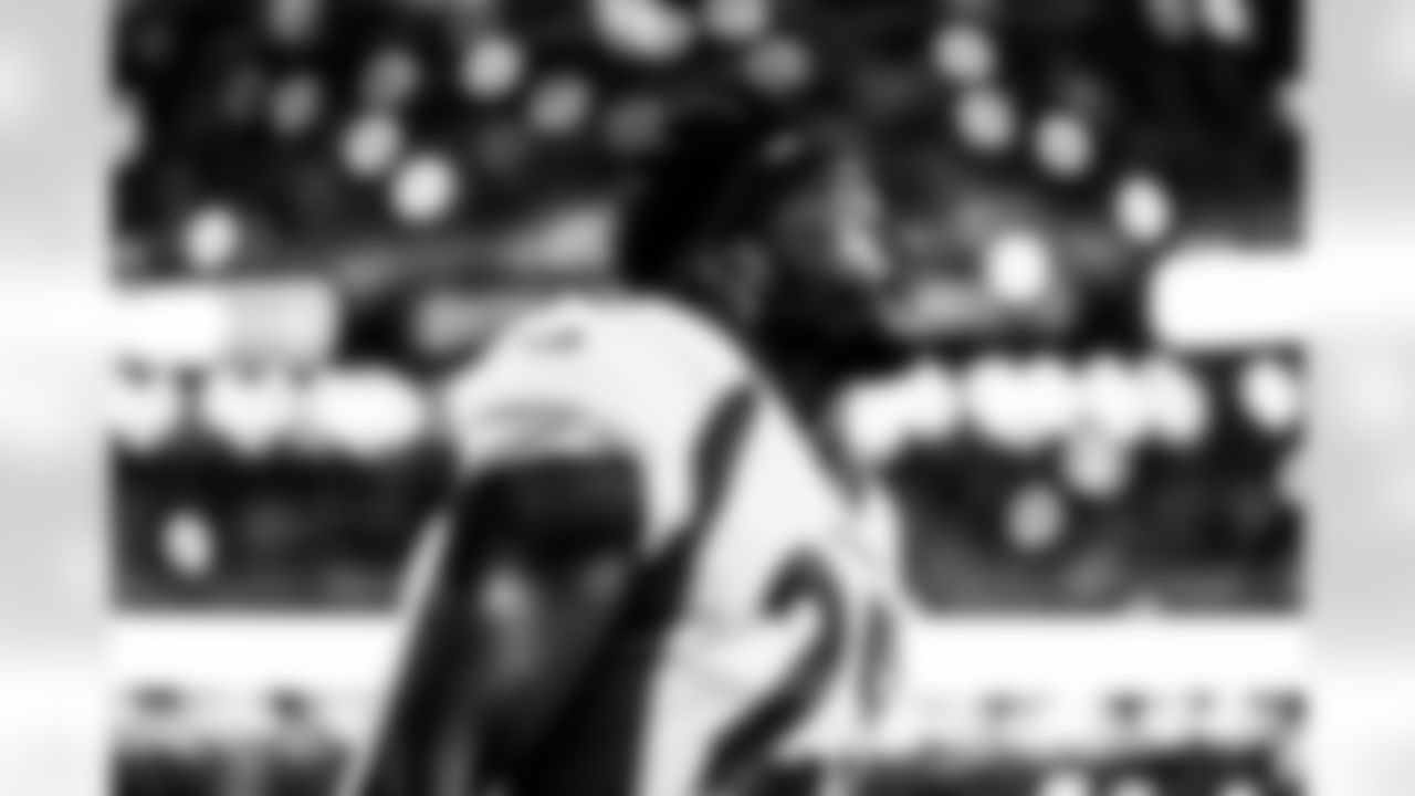 Melvin Gordon III during the Broncos' Week 7 game against the Cleveland Browns at FirstEnergy Stadium in Cleveland, Ohio on October 21, 2021. (Photo by David Dermer)