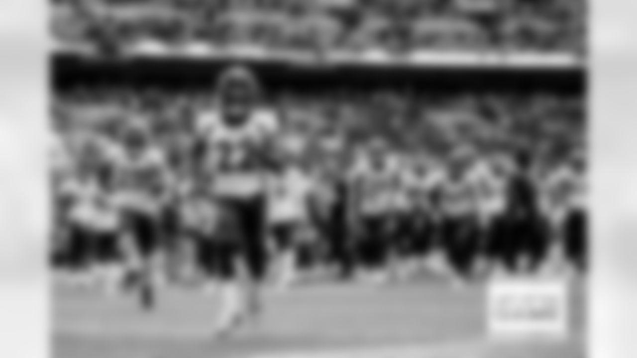 Kareem Jackson runs off the field during warmups before the Broncos' Week 8 game against the Jacksonville Jaguars at Wembley Stadium in London, England in the United Kingdom on October 30, 2022. (Photo by Ben Swanson)