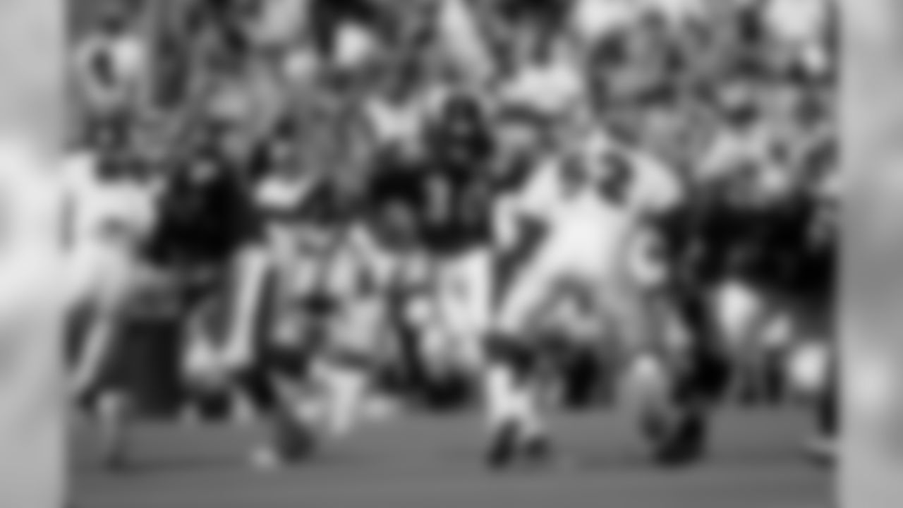 AFC running back Terrell Davis (30) of the Denver Broncos carries the football during the AFC's 29-24 victory over the NFC in the 1998 NFL Pro Bowl played on February 1, 1998 at Aloha Stadium in Honolulu, Hawaii. (AP Photo/NFL Photos)