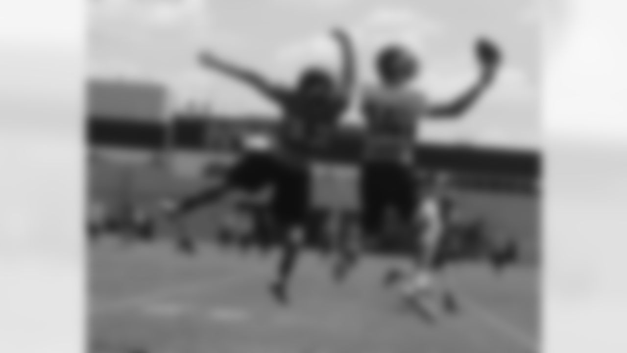 Tamme goes up for a one-handed catch.