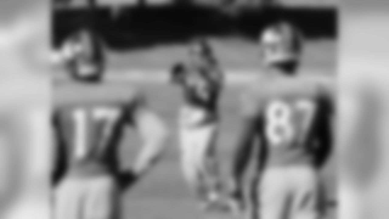 WR Brandon Stokley catches a pass as Caldwell and Decker look on.