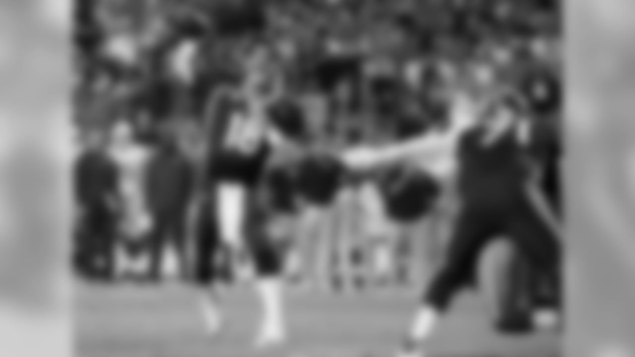 Manning connected with Thomas for his NFL-record 509th TD pass, passing Brett Favre.